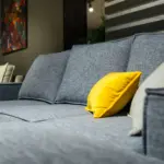 Divano con penisola grigio azzurro – dettaglio del tessuto – Confort Salotti