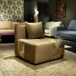 Poltroncina in tessuto dorato e floreale – vista d’insieme – Confort Salotti