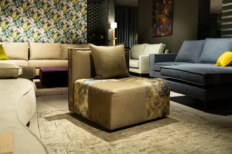 Poltroncina in tessuto dorato e floreale – vista d’insieme – Confort Salotti