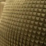 Poltroncina in tessuto dorato e floreale – dettaglio del tessuto – Confort Salotti