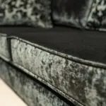 Divano classico in velluto damascato – dettaglio del tessuto – Confort Salotti