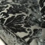 Divano classico in velluto damascato – dettaglio del tessuto – Confort Salotti