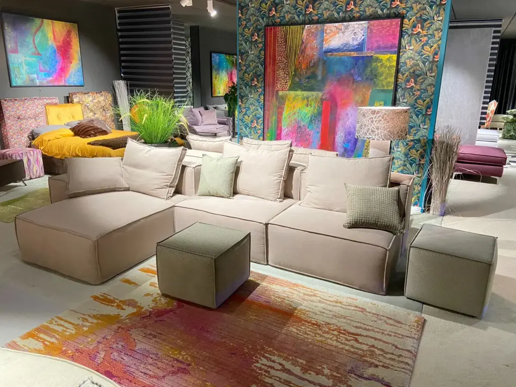 Divano modulare PIX in tessuto beige con chaise longue e due pouf cubici