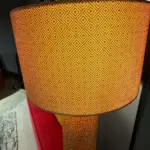 Lampada da terra arancio con paralume geometrico a rombi