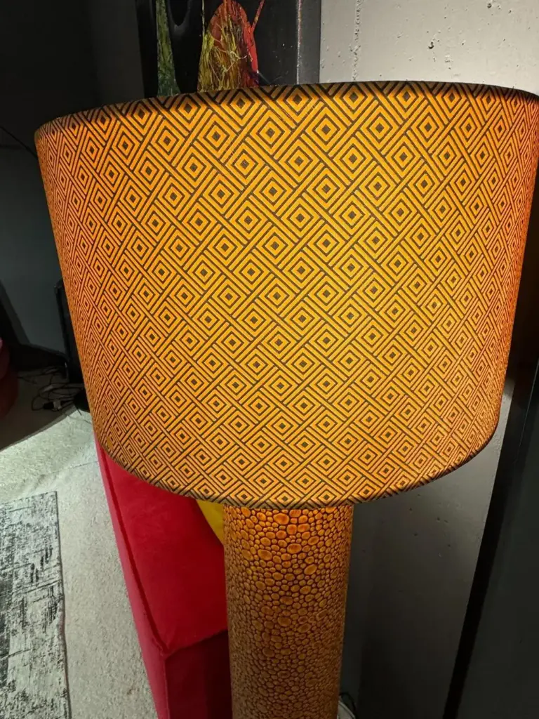 Lampada da terra arancio con paralume geometrico a rombi