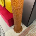 Fusto arancio in rilievo effetto galuchat e base tonda