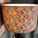 Lampada da terra bruna con paralume in velluto chevron multicolore