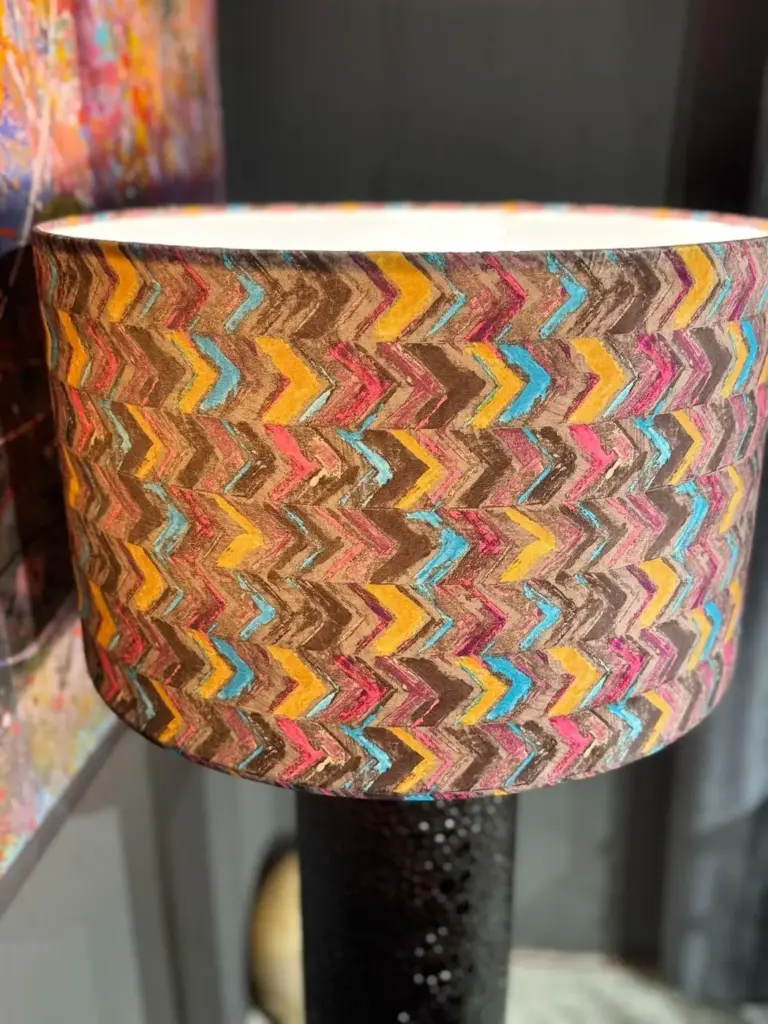 Lampada da terra bruna con paralume in velluto chevron multicolore