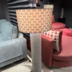 Lampada da terra grigia con paralume art déco, esposta in showroom