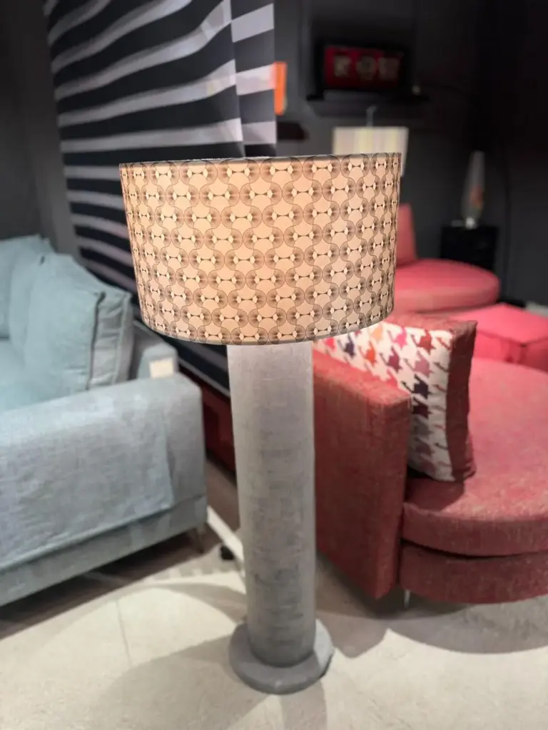 Lampada da terra grigia con paralume art déco, esposta in showroom