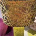Lampada da terra verde con paralume ricamato, esposta in showroom – Confort Salotti