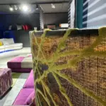 Dettaglio del paralume con disegno ramificato in velluto verde