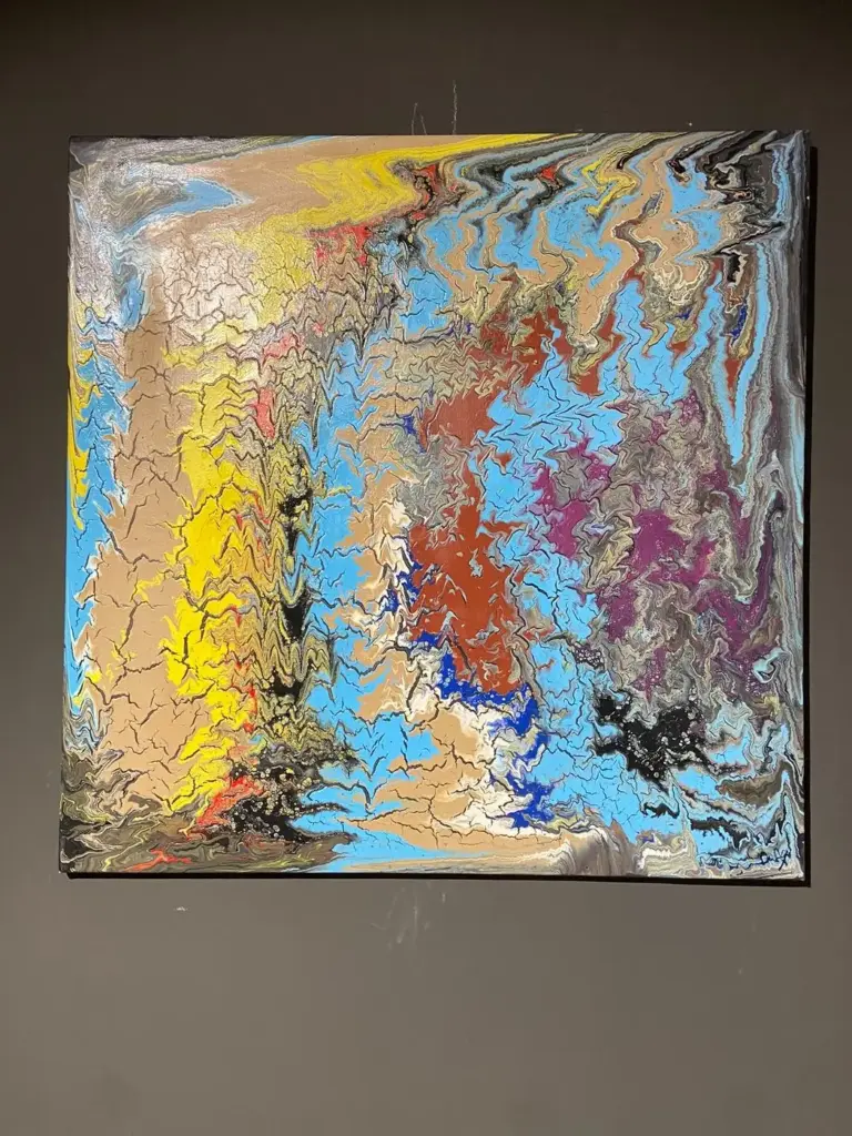 Quadro astratto azzurro e sabbia esposto nello showroom Confort Salotti