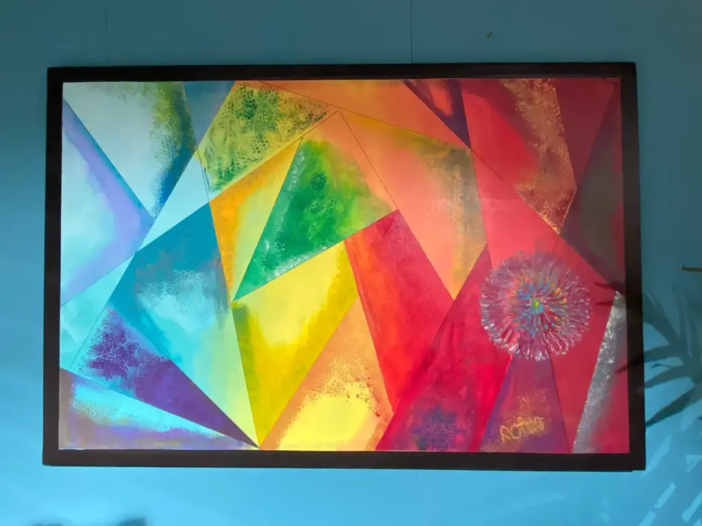 Quadro geometrico a triangoli con mandala esposto nello showroom Confort Salotti