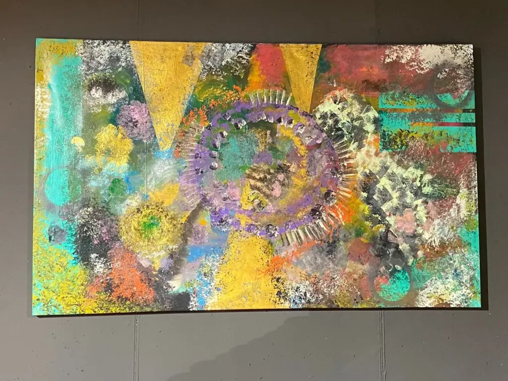 Quadro astratto con raggiera viola e oro esposto nello showroom Confort Salotti