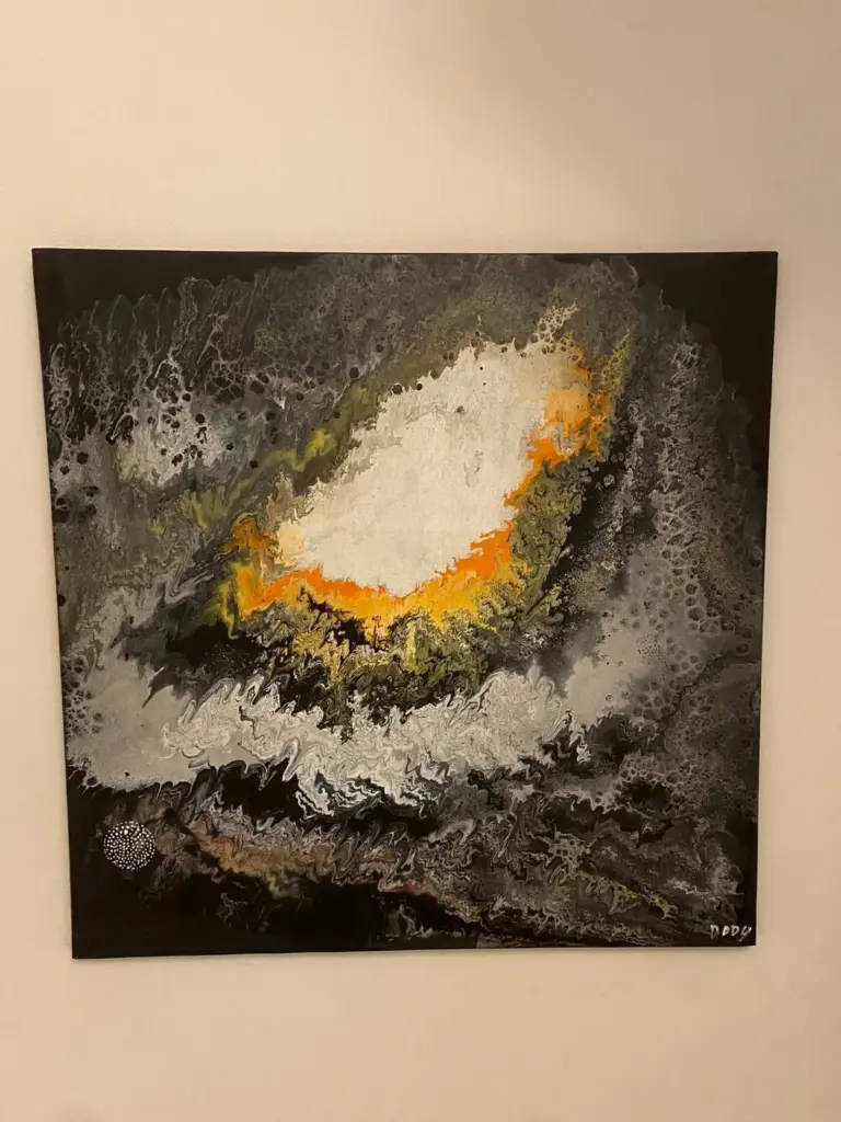 Quadro astratto nero e bianco con nucleo arancio esposto nello showroom Confort Salotti
