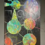 Quadro astratto nero con cerchi collegati esposto nello showroom Confort Salotti