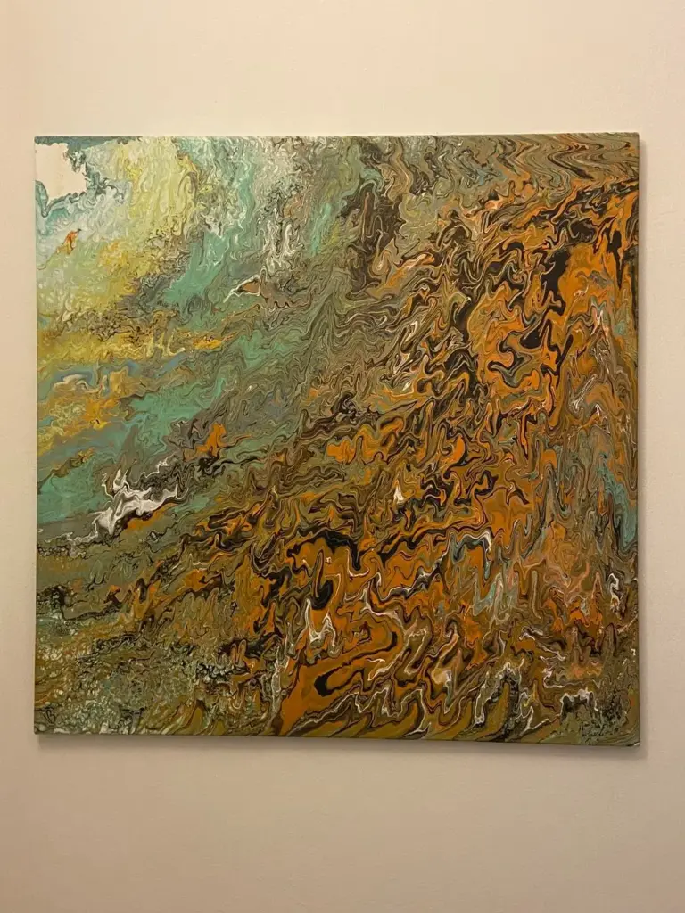 Quadro astratto ocra e verde acqua esposto nello showroom Confort Salotti