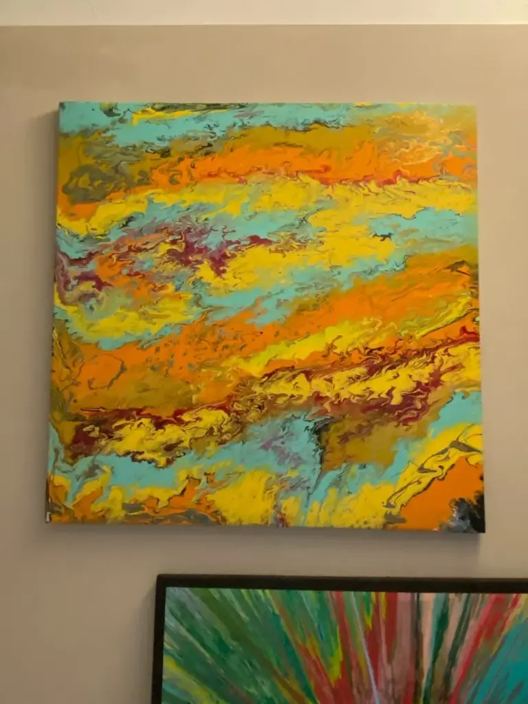 Quadro astratto a strati giallo e arancio esposto nello showroom Confort Salotti