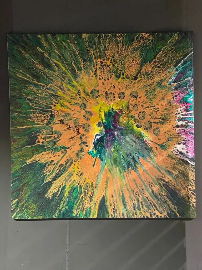 Quadro astratto verde e arancio a raggiera esposto nello showroom Confort Salotti