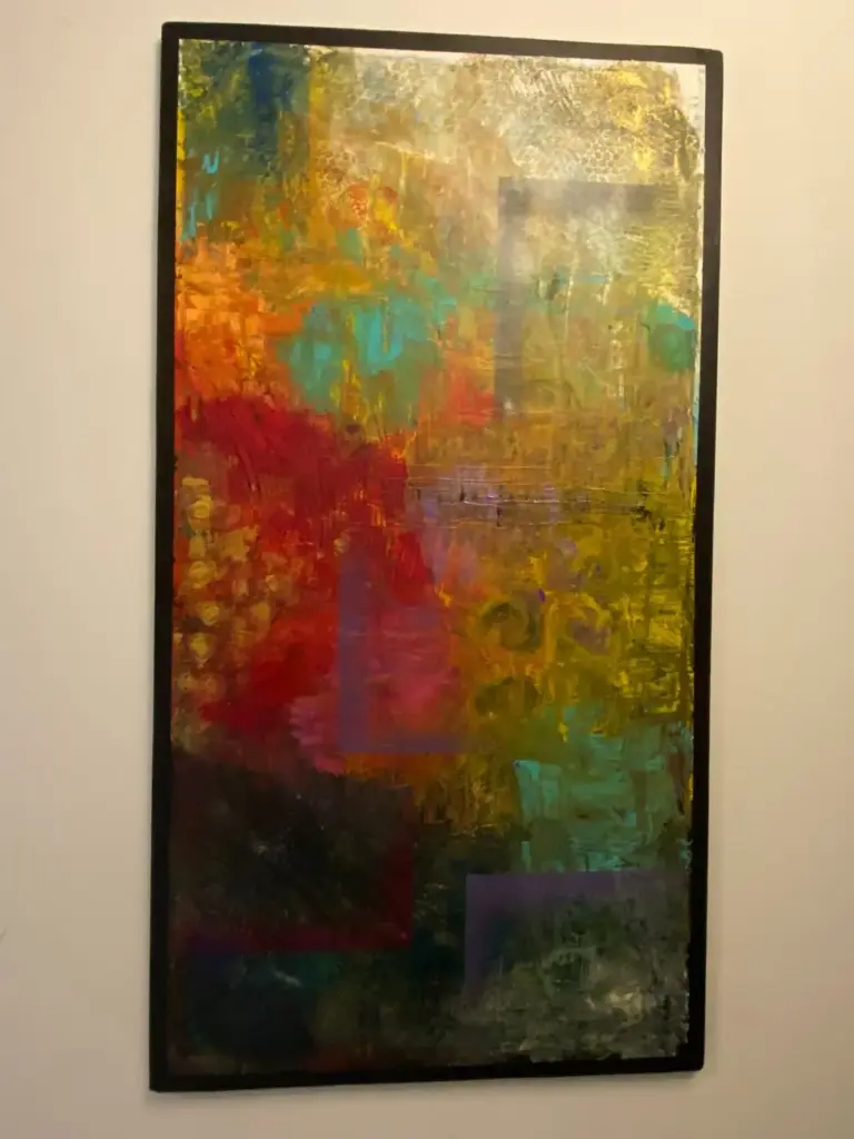 Quadro astratto verticale rosso e oro esposto nello showroom Confort Salotti