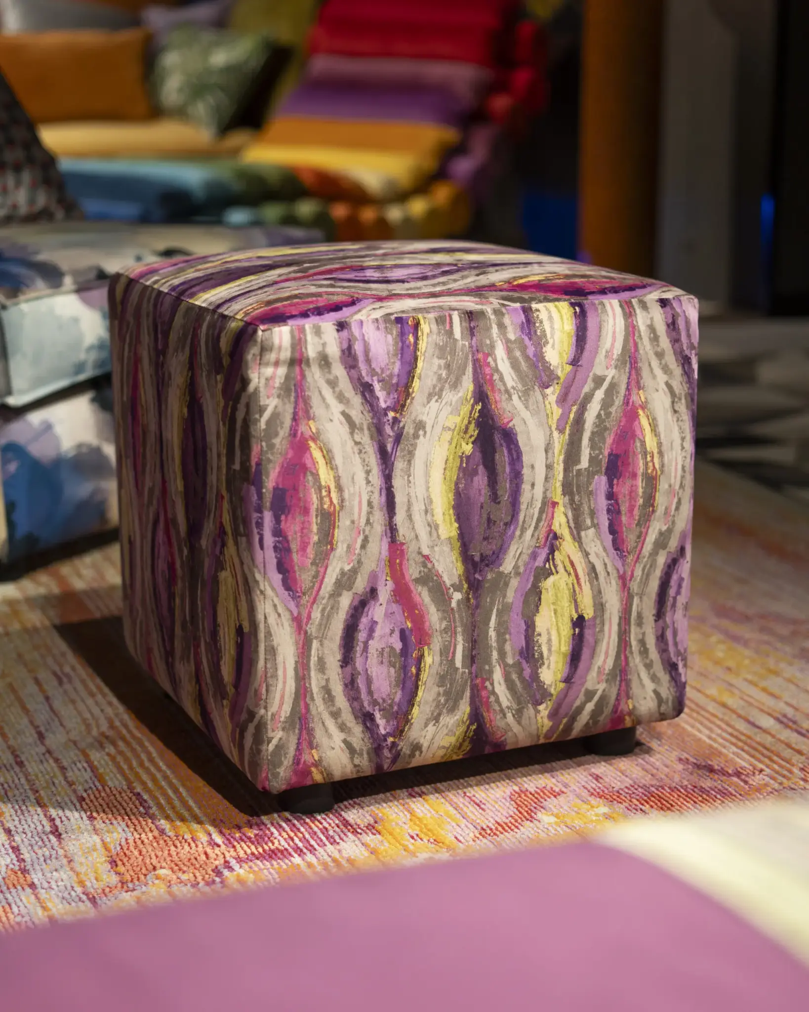 Pouf in tessuto fantasia – vista d’insieme – Confort Salotti