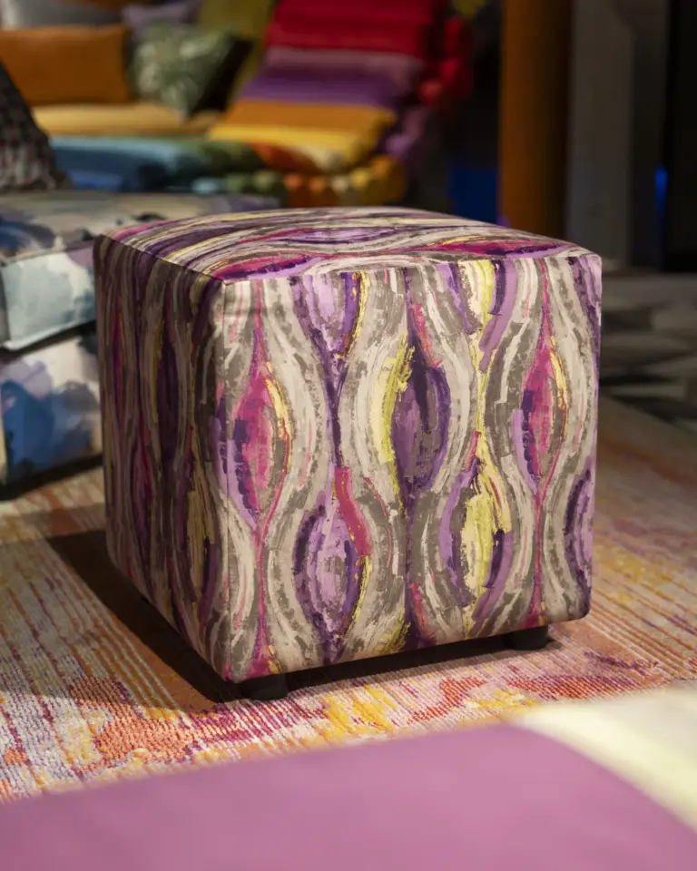 Pouf in tessuto fantasia – vista d’insieme – Confort Salotti