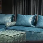 Divano angolare in velluto turchese con pouf – vista d’insieme – Confort Salotti