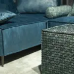 Divano angolare in velluto turchese con pouf – dettaglio del tessuto – Confort Salotti
