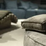 Chaise longue imbottita a rulli verde oliva – dettaglio del tessuto – Confort Salotti