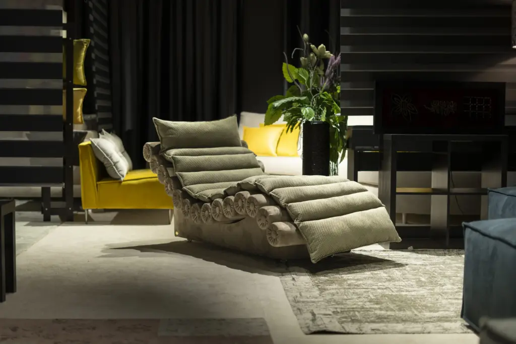 Chaise longue imbottita a rulli verde oliva – vista d’insieme – Confort Salotti